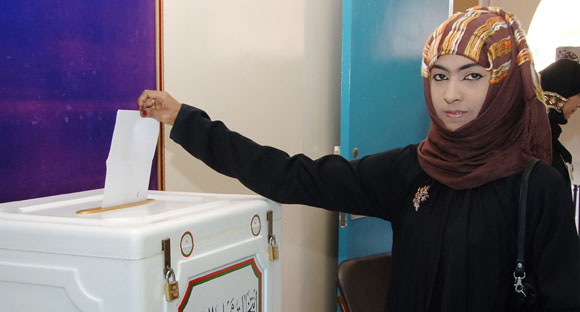 Omani woman giving her vote