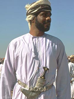 Omani man wearing a khanjar